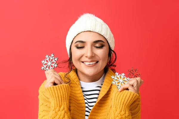 Щаслива Жінка Закритими Очима Тримає Красиві Сніжинки Червоному Тлі — стокове фото