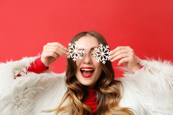 Modische Frau Hält Schneeflocken Vor Ihrem Gesicht Auf Rotem Hintergrund — Stockfoto