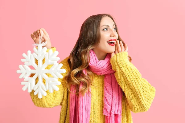 Schöne Emotionale Frau Mit Großer Schneeflocke Auf Farbigem Hintergrund — Stockfoto