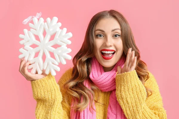 Emotionele Vrouw Met Grote Sneeuwvlok Kleur Achtergrond — Stockfoto