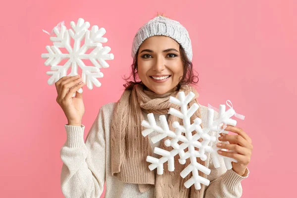 Mujer Feliz Sosteniendo Grandes Copos Nieve Fondo Color —  Fotos de Stock