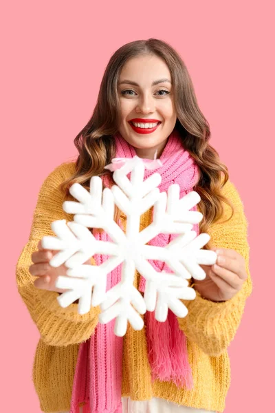 Gelukkig Vrouw Met Grote Sneeuwvlok Kleur Achtergrond — Stockfoto