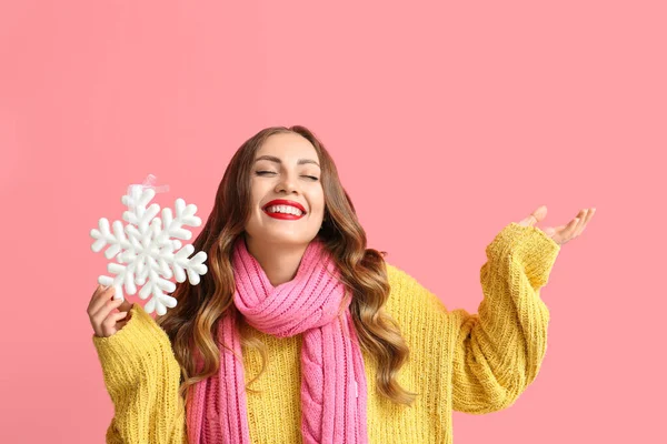 Šťastná Žena Drží Sněhovou Vločku Ukazuje Něco Barevném Pozadí — Stock fotografie