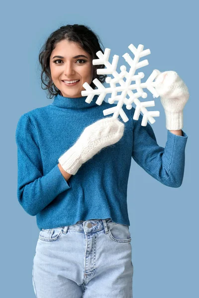 Lächelnde Frau Winterkleidung Mit Großen Schneeflocken Auf Blauem Hintergrund — Stockfoto