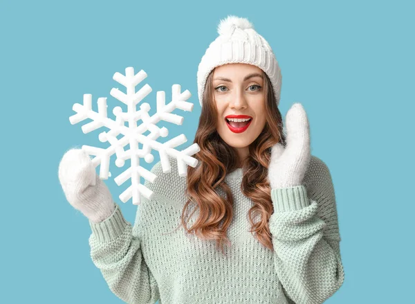 Emotionele Vrouw Met Grote Sneeuwvlok Blauwe Achtergrond — Stockfoto