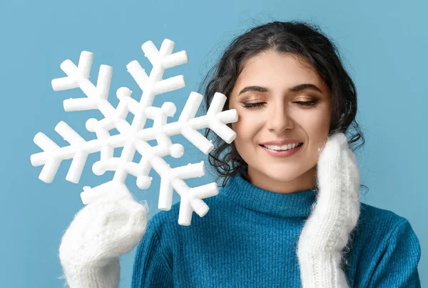 Beautiful Woman Closed Eyes Holding Big Snowflake Touching Her Face — Stock Photo, Image