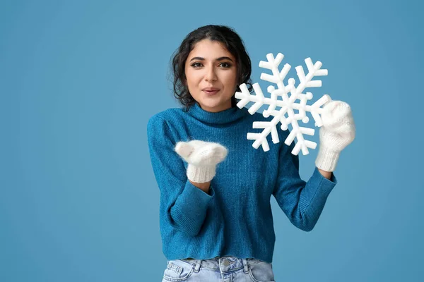 Jovem Mulher Segurando Grande Floco Neve Soprando Beijo Fundo Azul — Fotografia de Stock