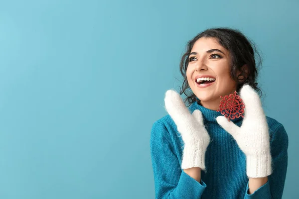 Emotionele Vrouw Met Rode Sneeuwvlok Blauwe Achtergrond — Stockfoto