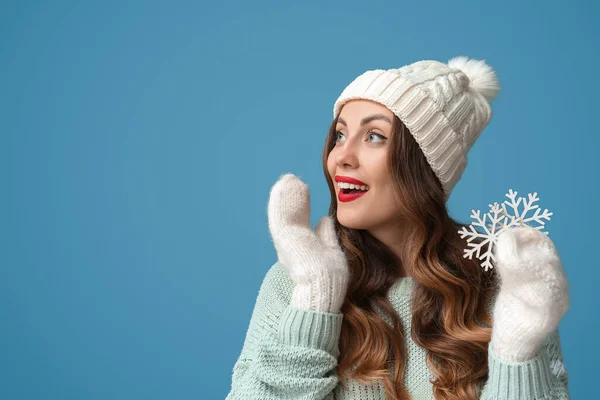 Mujer Sorprendida Sosteniendo Hermosos Copos Nieve Sobre Fondo Azul —  Fotos de Stock
