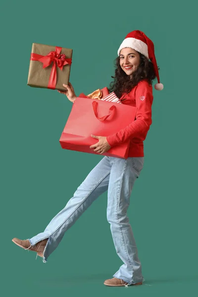 Mooie Wandelende Jonge Vrouw Met Boodschappentas Kerstcadeau Kleur Achtergrond — Stockfoto