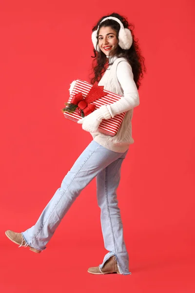 Mooie Wandelende Jonge Vrouw Met Kerstcadeau Witte Achtergrond — Stockfoto