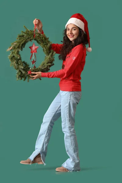 Mooie Wandelende Jonge Vrouw Met Kerstkrans Kleur Achtergrond — Stockfoto