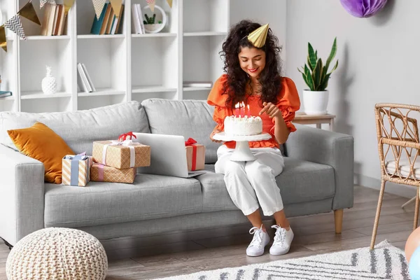 Mujer Joven Celebrando Cumpleaños Casa Debido Epidemia Coronavirus — Foto de Stock