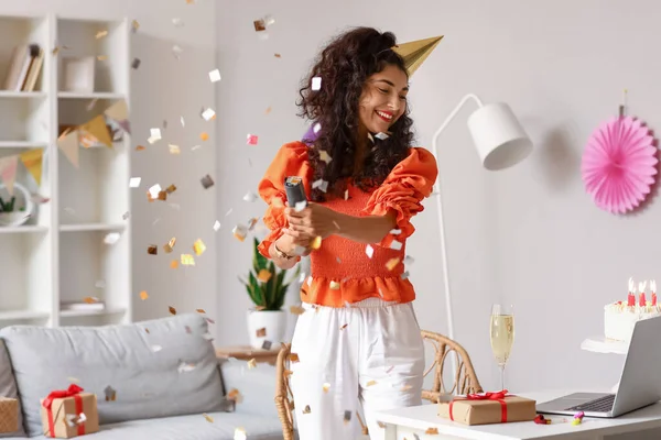 Feliz Joven Con Fiesta Popper Celebrando Cumpleaños Casa — Foto de Stock