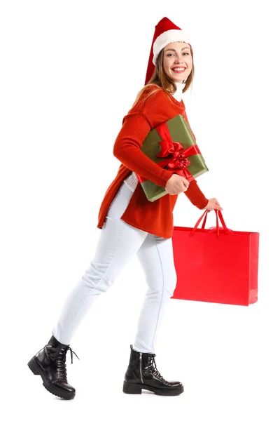 Mooie Wandelende Jonge Vrouw Met Kerstcadeau Boodschappentas Witte Achtergrond — Stockfoto