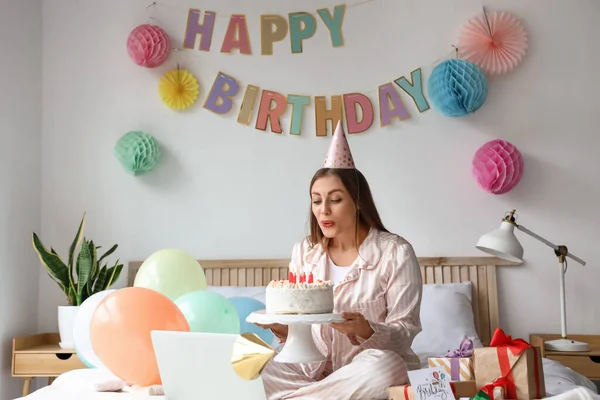Mujer Joven Celebrando Cumpleaños Casa Debido Epidemia Coronavirus — Foto de Stock