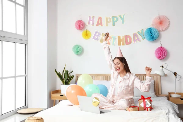 Mujer Joven Celebrando Cumpleaños Casa Debido Epidemia Coronavirus — Foto de Stock