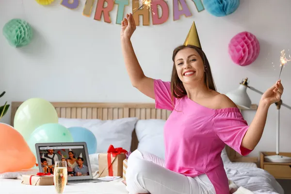 Mujer Joven Celebrando Cumpleaños Casa Debido Epidemia Coronavirus — Foto de Stock