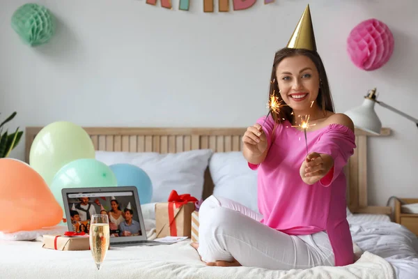 Mujer Joven Celebrando Cumpleaños Casa Debido Epidemia Coronavirus —  Fotos de Stock