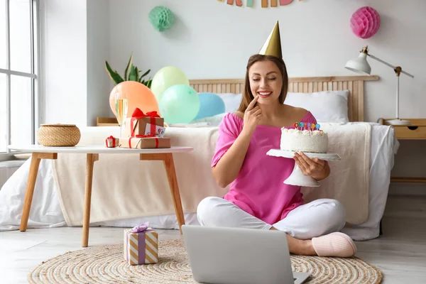 Mujer Joven Celebrando Cumpleaños Casa Debido Epidemia Coronavirus — Foto de Stock