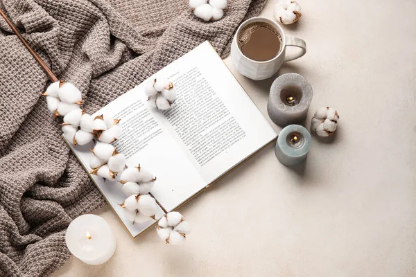 Tasse Café Bougies Allumées Livre Ouvert Belles Fleurs Coton Sur — Photo