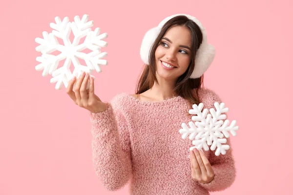 Bella Donna Paraorecchie Con Fiocchi Neve Sfondo Rosa — Foto Stock