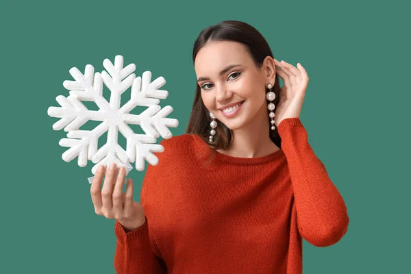 Mooie Vrouw Parel Oorbellen Met Grote Sneeuwvlok Groene Achtergrond — Stockfoto