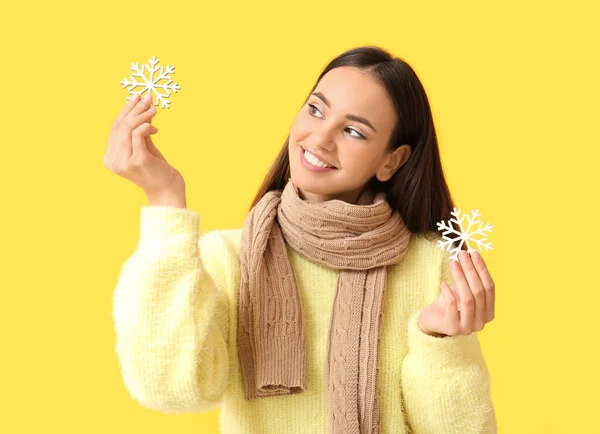 Mooie Vrouw Warme Sjaal Met Sneeuwvlokken Gele Achtergrond — Stockfoto