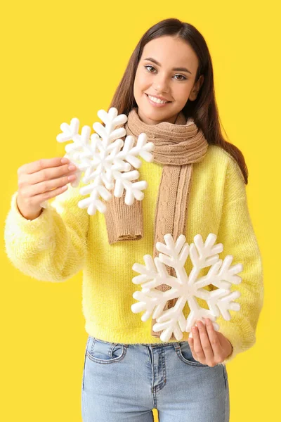 Mulher Bonita Cachecol Quente Com Grandes Flocos Neve Fundo Amarelo — Fotografia de Stock