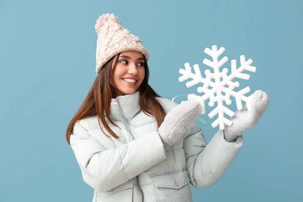 Schöne Frau Mit Warmem Hut Mit Großer Schneeflocke Auf Blauem — Stockfoto