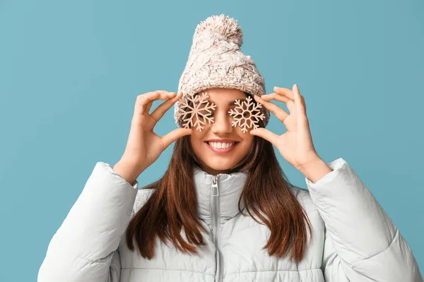 Hermosa Mujer Sombrero Caliente Con Copos Nieve Sobre Fondo Azul — Foto de Stock