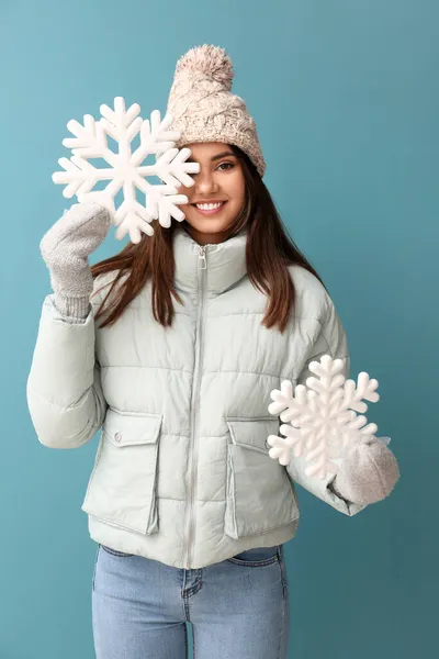 Wanita Cantik Bawah Jaket Dengan Kepingan Salju Besar Latar Belakang — Stok Foto