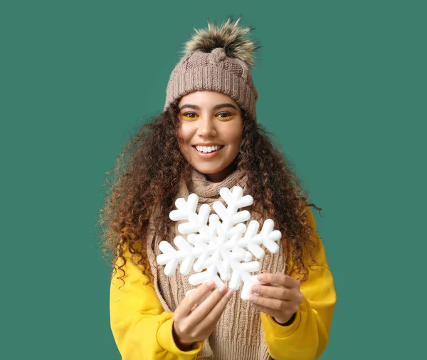 Mooie Afro Amerikaanse Vrouw Met Grote Sneeuwvlok Groene Achtergrond — Stockfoto