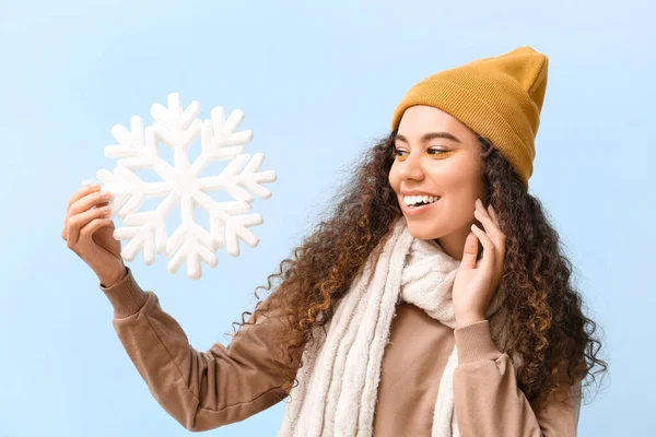 Hermosa Mujer Afroamericana Con Gran Copo Nieve Sobre Fondo Azul —  Fotos de Stock