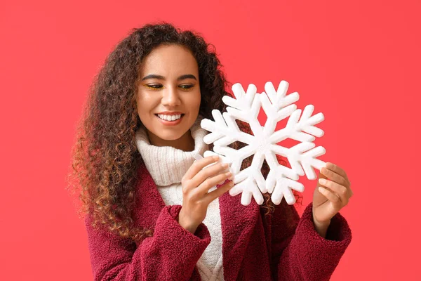 Mooie Afro Amerikaanse Vrouw Met Grote Sneeuwvlok Rode Achtergrond — Stockfoto