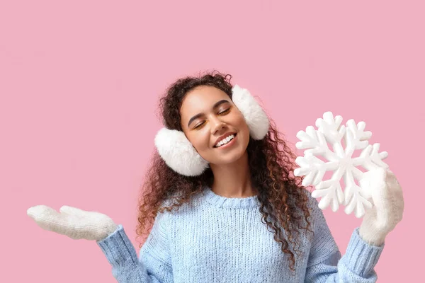Schöne Afroamerikanische Frau Mit Großer Schneeflocke Auf Rosa Hintergrund — Stockfoto