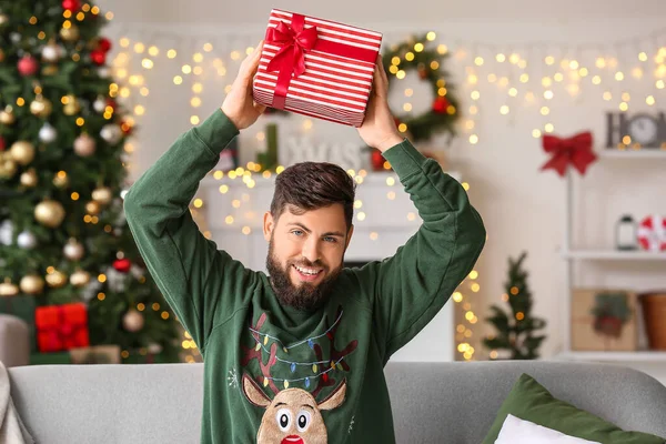 Hombre Feliz Con Regalo Navidad Casa — Foto de Stock