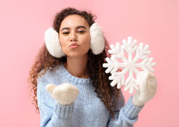 Mooie Afro Amerikaanse Vrouw Met Grote Sneeuwvlok Blazen Kus Roze — Stockfoto