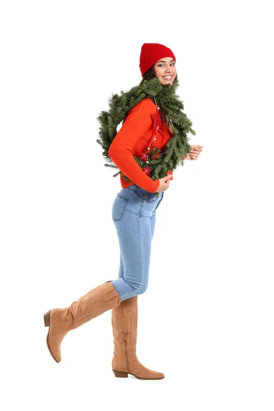 Mooie Wandelende Jonge Vrouw Met Kerstkrans Witte Achtergrond — Stockfoto