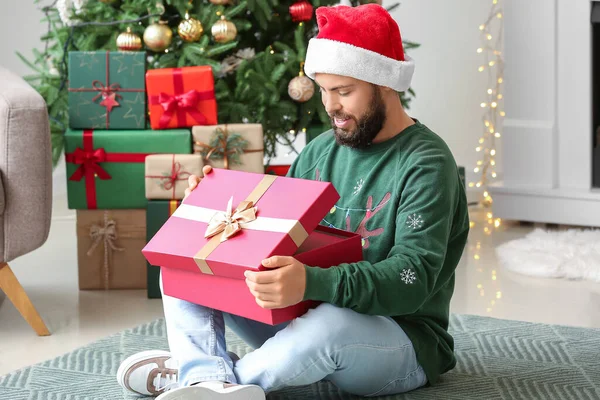 Hombre Feliz Abriendo Regalo Navidad Casa — Foto de Stock