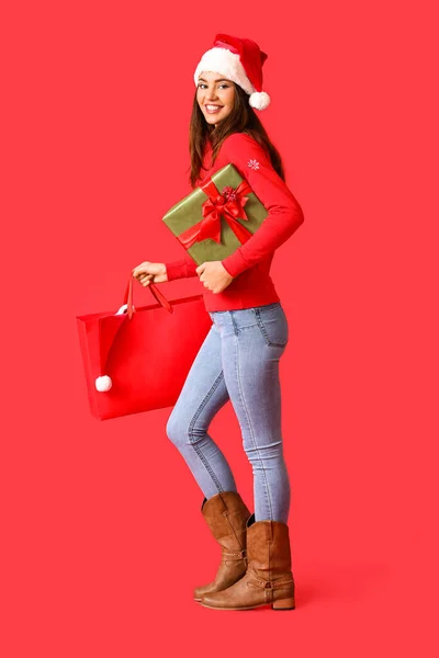 Mooie Jonge Vrouw Met Kerstcadeau Boodschappentas Kleur Achtergrond — Stockfoto