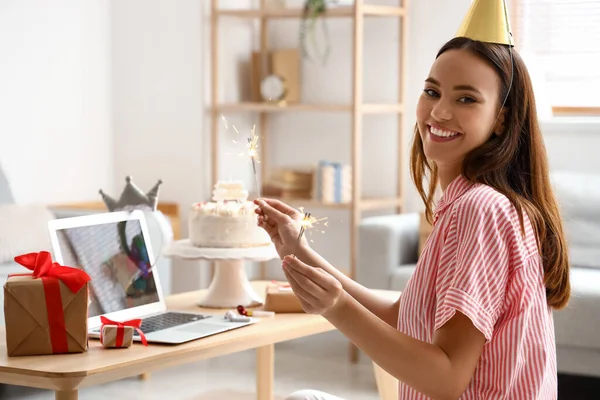 Mujer Joven Celebrando Cumpleaños Casa Debido Epidemia Coronavirus —  Fotos de Stock