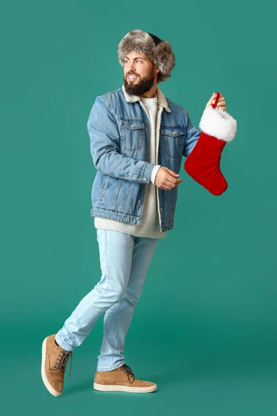 Περπάτημα Άνθρωπος Κάλτσα Χριστουγέννων Στο Φόντο Χρώμα — Φωτογραφία Αρχείου