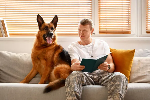 Soldier Usa Army Military Working Dog Reading Book Home — Stock Photo, Image