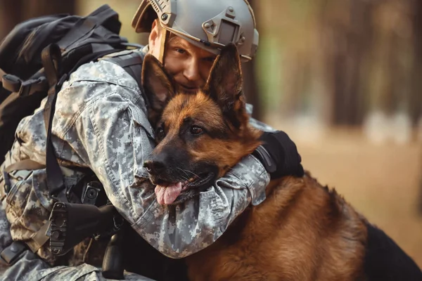 Soldier Hugging Military Working Dog Outdoors — Stock Photo, Image