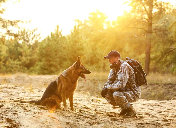 Soldado Con Perro Trabajo Militar Aire Libre — Foto de Stock
