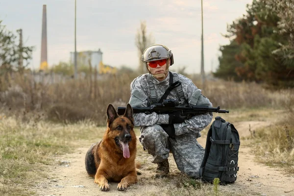 Soldado Con Perro Trabajo Militar Aire Libre — Foto de Stock