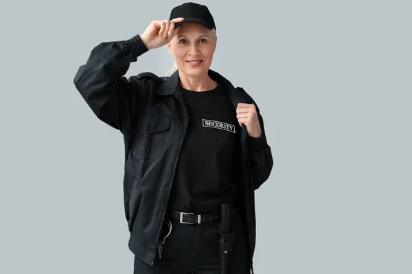 Penjaga Keamanan Wanita Dengan Latar Belakang Abu Abu — Stok Foto