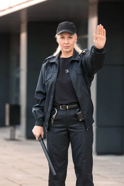 Γυναικεία Φρουρά Ασφαλείας Δείχνει Στάση Χειρονομία Εξωτερικούς Χώρους — Φωτογραφία Αρχείου