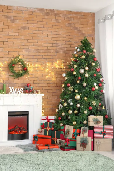Şömineli Güzel Bir Oturma Odası Noel Arifesinde Hediyeli Köknar Ağacı — Stok fotoğraf